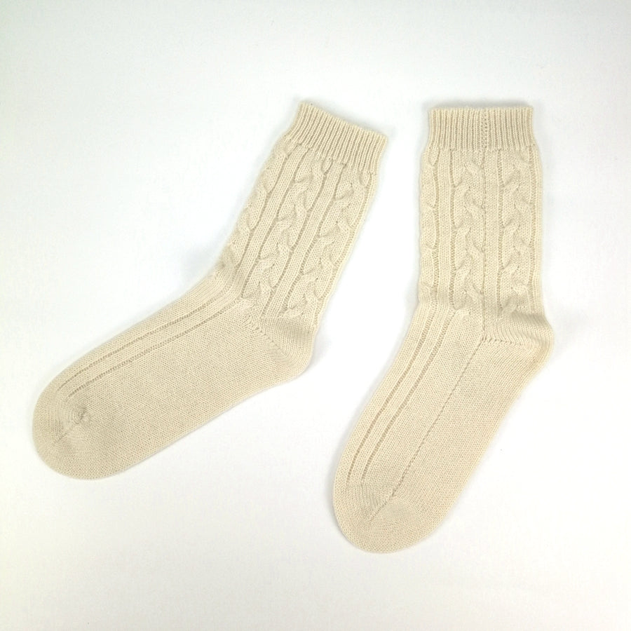 Cream cable knit cashmere bed socks – photo 3
